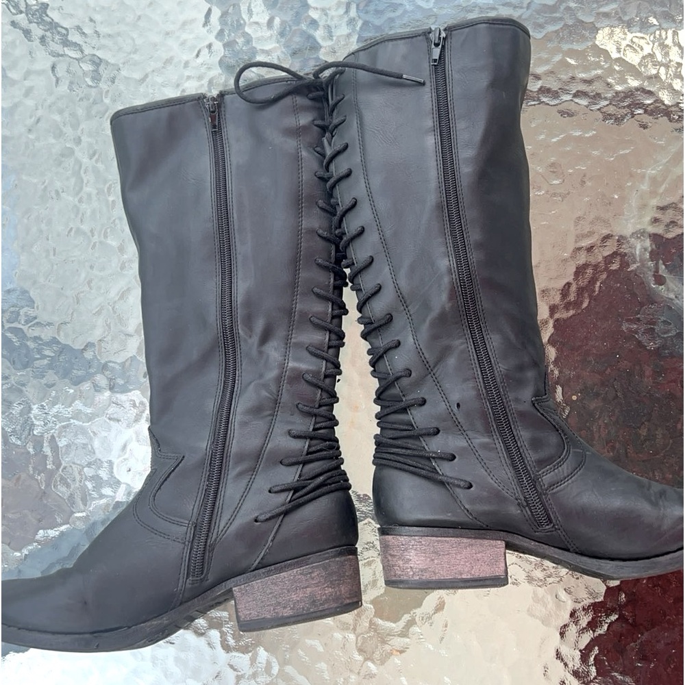 Steve Madden black, lace-up boots. Big Kids 4.5.
